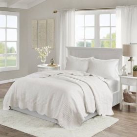 Full/Queen size 3-Piece Reversible Scalloped Edges Microfiber Quilt Set in Seafoam (Color: White)